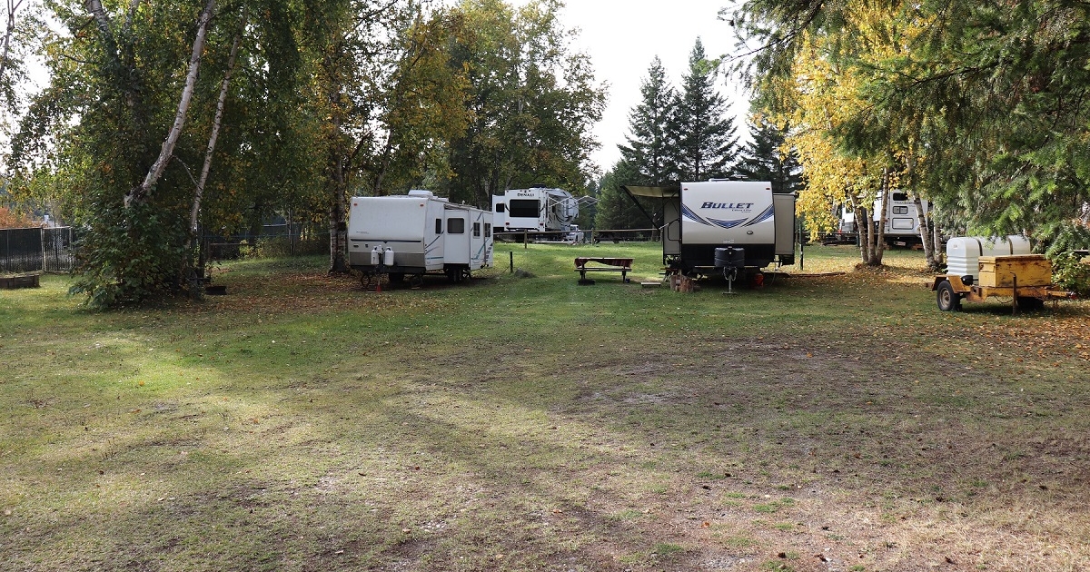 RVs parking parking at Clearwater Country Inn RV Park